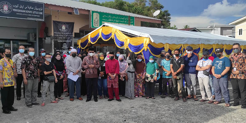Ratusan WNI dan Warga Brunei Kurang Mampu Terima Sembako Idul Fitri 1443 H dari KBRI Bandar Seri Begawan