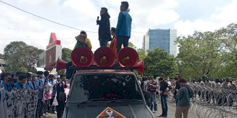 Demo Tolak Jokowi 3 Periode di Palembang Panas, Mahasiswa Desak Aparat Buka Barikade Kawat Berduri