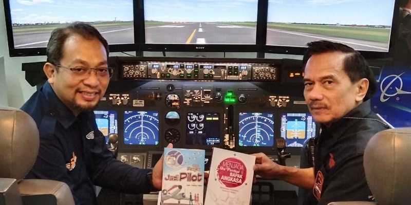 Kunjungan Ketua Pusat Studi Air Power Indonesia (PSAPI) Chappy Hakim ke Simulator Dirgantara Indonesia (SDI)/Ist