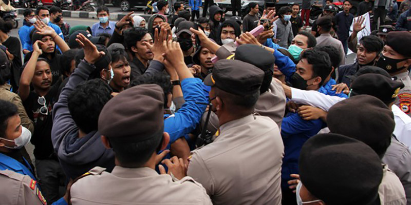 Aksi Tolak Penundaan Pemilu di Makassar Panas, Mahasiswa Blokade Jalan hingga Saling Dorong dengan Aparat