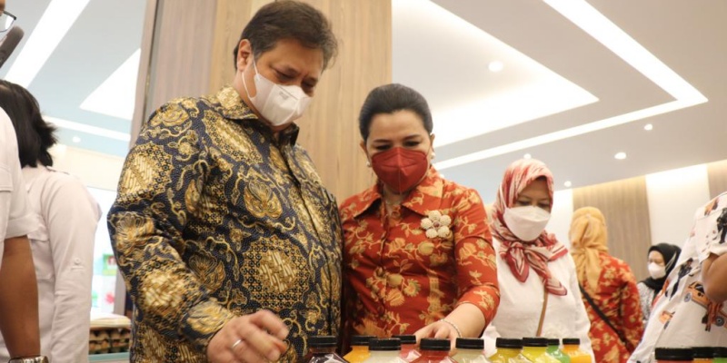 Menteri Koordinator Bidang Perekonomian, Airlangga Hartarto dan Yanti Airlangga menggelar bazar di lingkungan Kantor Menko Perekonomian, Jakarta Pusat/Net
