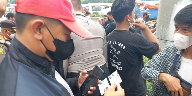 Polisi Sweeping Mahasiswa Tanpa Jas Almamater di Depan Gedung DPR