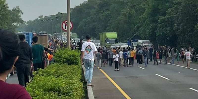Kesal Karena <i>One Way</i>, Pengguna Tol Cipularang Blokade Jalan Menuju Bandung