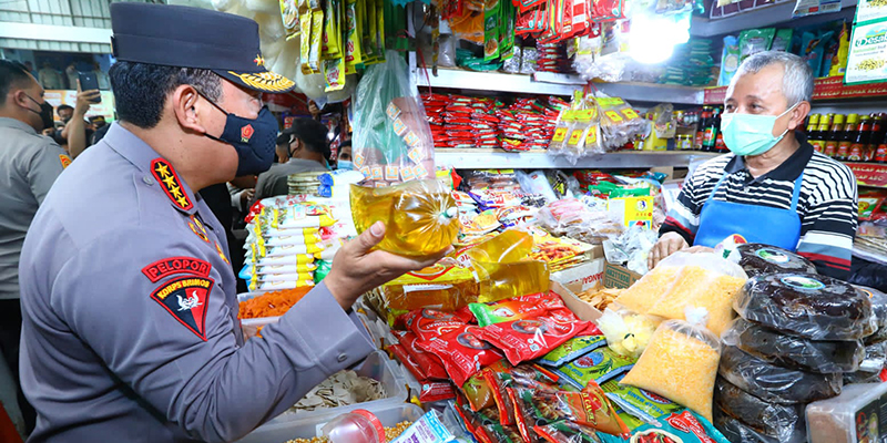 Tinjau Pasar Lemabang Sumsel, Kapolri Minta Produsen Cepat Distribusikan Minyak Curah