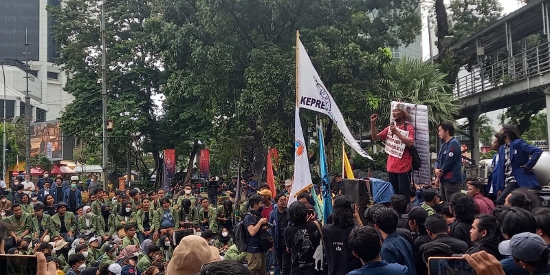 Dari Atas Mobil Komando, Kakek Suwono Sebut Jokowi Sudah Tak di Istana Sejak 2017