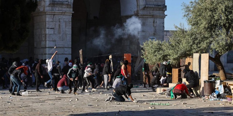 Pasukan Israel Menyerbu Masjid Al-Aqsa, Ratusan Warga yang Sedang Ibadah Terluka