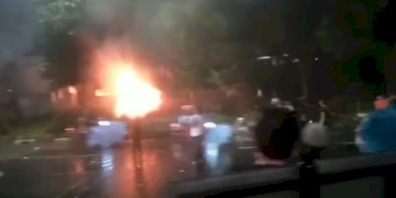 Usai Dipukul Mundur, Sekelompok Massa Bakar Pospol Pejompongan