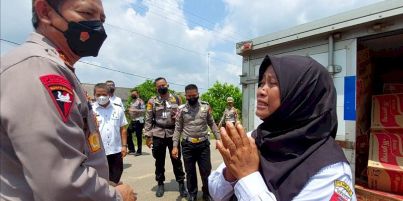 Terima Sembako dari Kapolda Lampung, Kades di Mesuji Tak Kuasa Menahan Tangis