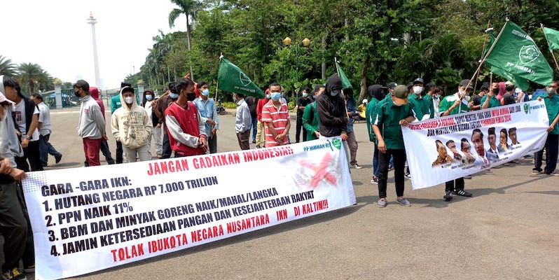 PP HIMMAH melakukan aksi unjuk rasa di sekitar Istana Merdeka Jakarta, Kamis (14/4)/RMOL