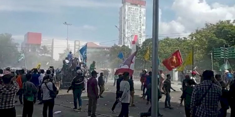 Dihiasi Aksi Bakar Ban, Demo Mahasiswa di Depan Kantor DPRD Sumsel Ricuh