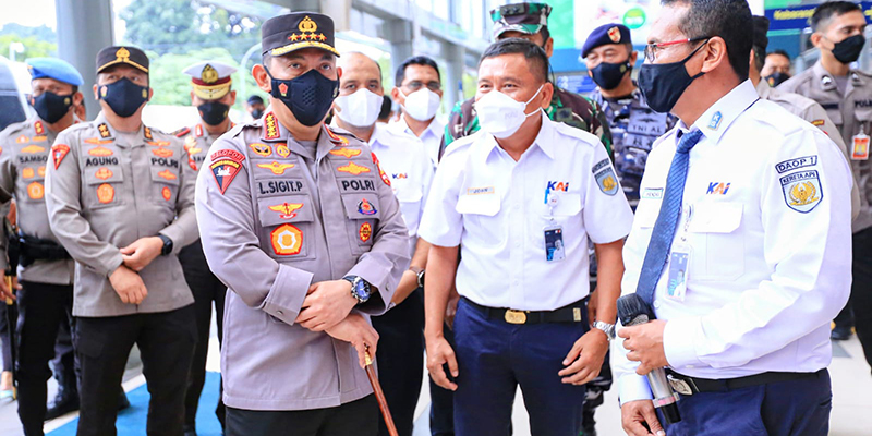 Tinjau Stasiun Pasar Senen,  Kapolri Minta Perusahaan Atur Cuti Karyawan Mulai H-8