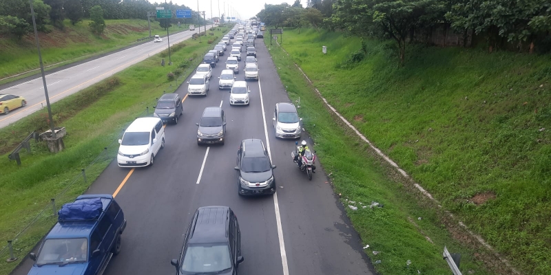 Lima Hari Terakhir Ada 287.814 Kendaraan Keluar GT Cikampek Menuju Jateng Jatim