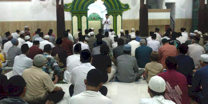 Ikut Tarawih Perdana di Masjid Agung, Bupati Batang Minta Maaf