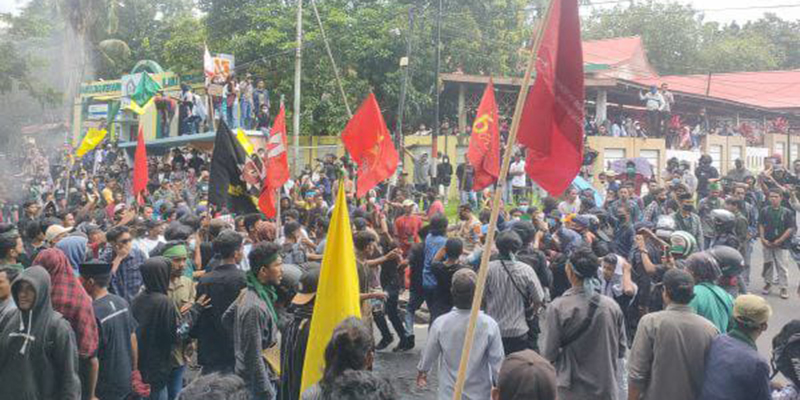 Ratusan Mahasiswa Ternate Bergerak, Blokade Jalan Menuju Bandara