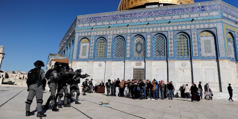 Tentara Israel mengepung Masjid Al Aqsa hari Jumat (15/4)./Net