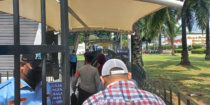 Polisi Amankan Bocah Berseragam STM di Depan Gedung DPR