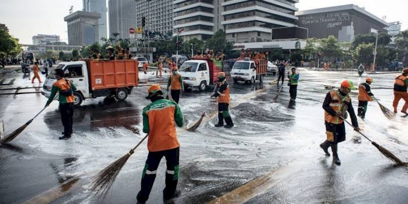Ribuan Petugas Kebersihan Disebar Malam Takbiran agar Jakarta Tetap Bersih