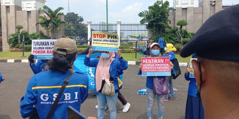Massa berseragam Gabungan Serikat Buruh Indonesia (GSBI) menggelar aksi demo di depan Gedung DPR RI, Jakarta/RMOL