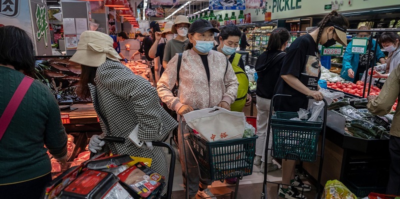 Takut Seperti Shanghai, Penduduk Beijing <i>Panic Buying</i> Beli Banyak Makanan untuk Berminggu-minggu