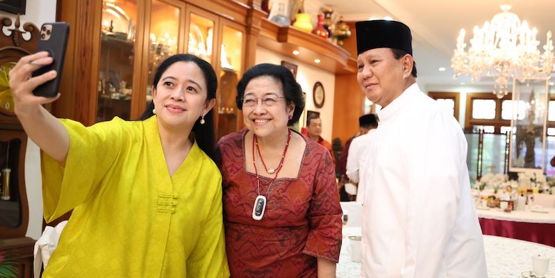 Ketua DPP PDI Perjuangan Puan Maharani selfie bersama Megawati dan Prabowo Subianto/Ist