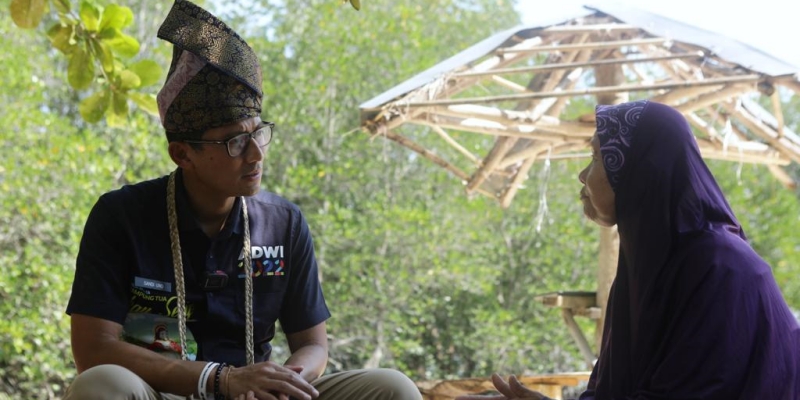 Berkunjung ke Desa Bakau Serip Batam, Sandiaga Uno Dengarkan Curhatan Wanita Petugas Kebersihan