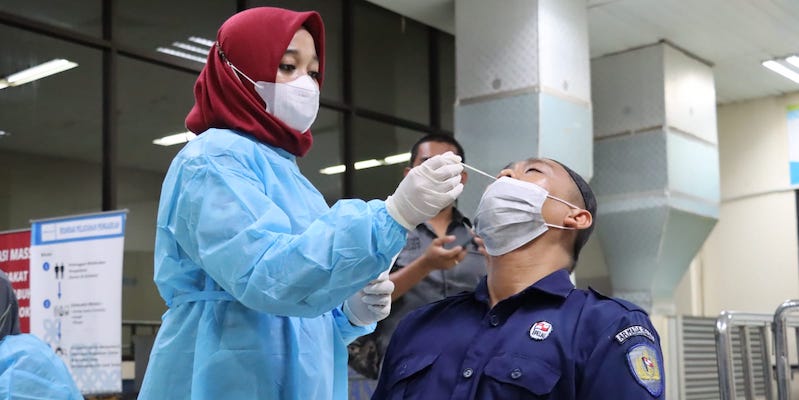 Polisi Lakukan Tes Acak Covid-19 ke Pemudik di Pelabuhan Tanjung Priok