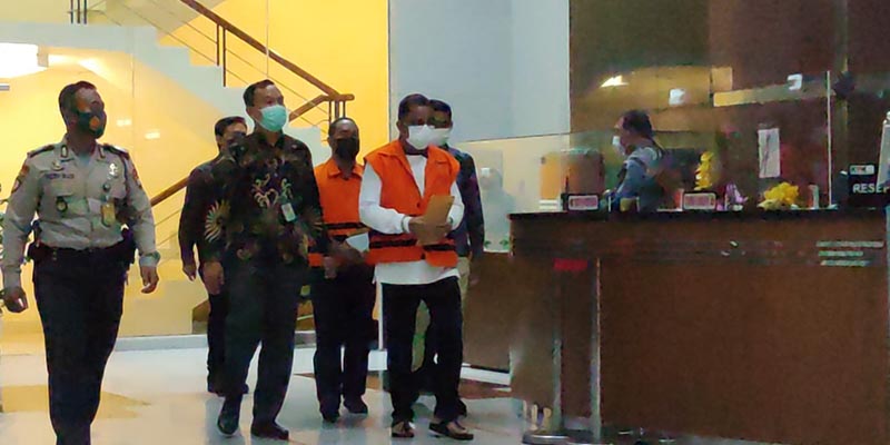 Walikota Ambon Richard Louhenapessy Resmi Kenakan Rompi Tahanan KPK