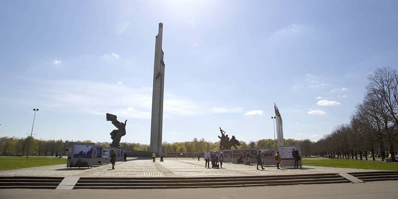 Parlemen Latvia akan Membongkar Monumen Peringatan Tentara Soviet di Riga