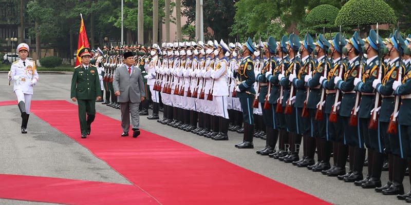 Kunjungan Bilateral ke Vietnam, Prabowo Subianto Disambut Upacara Militer Jajar Kehormatan