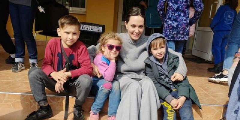 Kunjungi Ukraina, Angelina Jolie Pantau Kondisi Para Pengungsi
