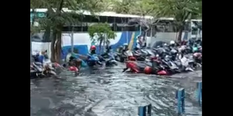Tanggul Jebol, Kawasan Berikat Pelabuhan Tanjung Emas Semarang Tergenang Banjir Rob