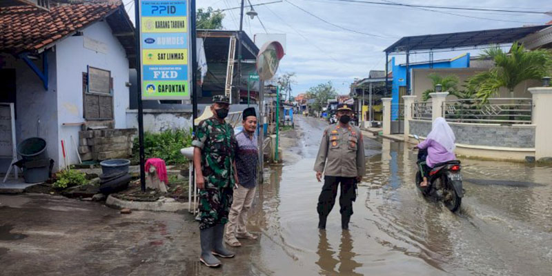 4 Desa di Pemalang Terdampak Banjir Rob, Kapolsek Ulujami Bagikan Ribuan Nasi Bungkus