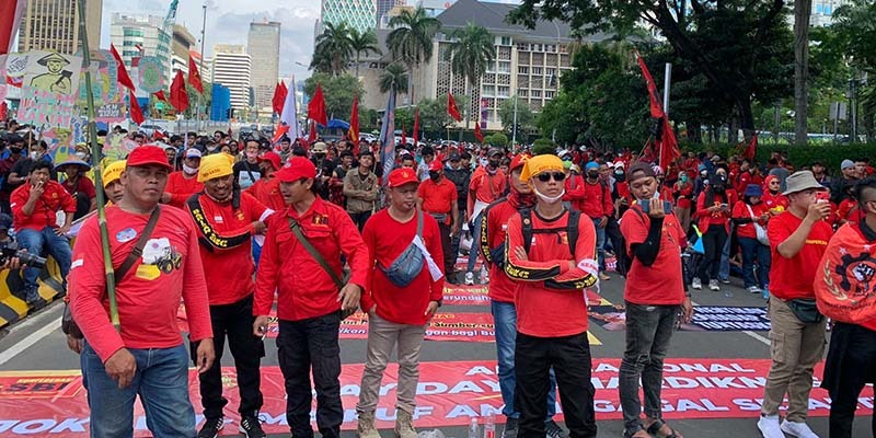 Di Patung Kuda, Buruh Lantang Teriakkan Jokowi-MA Gagal!