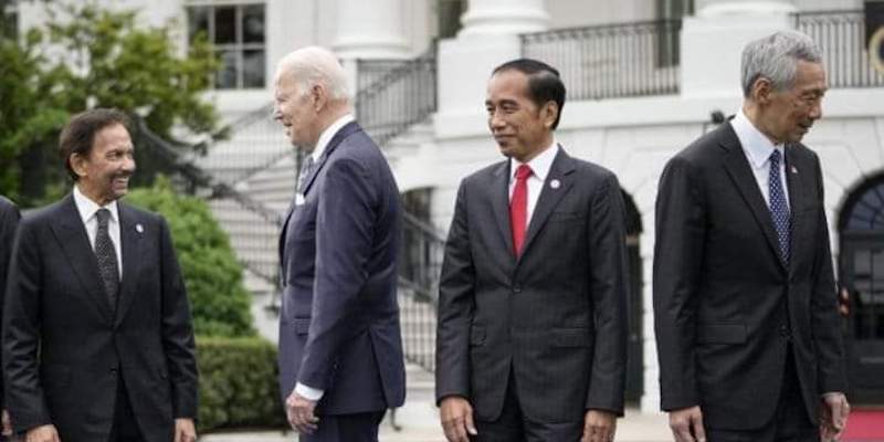 Jokowi Seolah â€œDicuekinâ€ Joe Biden, RR: Kalau <i>Ngerti</i> Geopolitik Pasti <i>Nggak Kayak Gini</i>