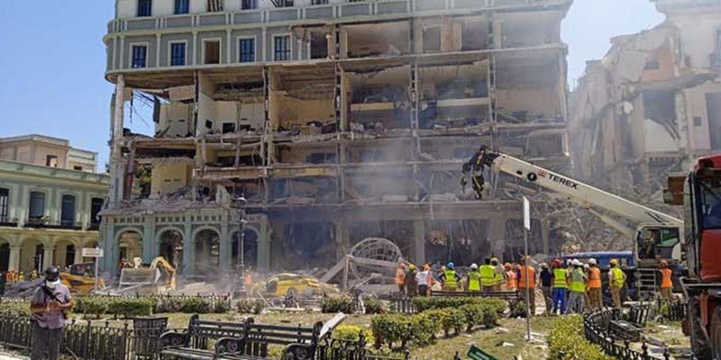 Presiden Kuba Miguel Diaz-Canel kunjungi lokasi ledakan di Hotel Saratoga Havana, Jumat 6 Mei 2022/Net