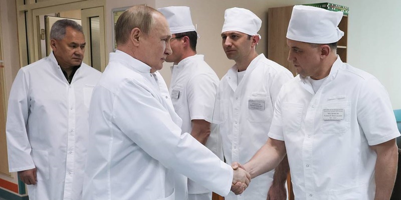 Putin Kunjungi Prajurit yang Terluka dalam Perang di Ukraina di Rumah Sakit Moskow
