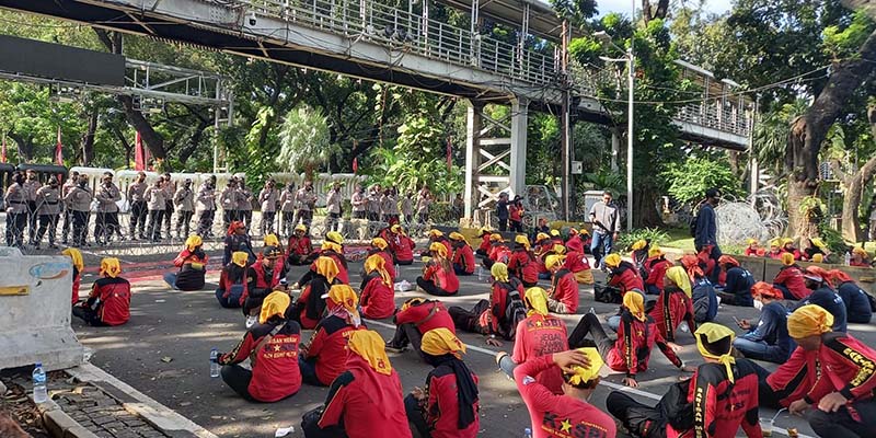 Polisi Pasang Kawat Berduri Depan Gedung Sapta Pesona, Aksi Buruh Tak Sampai Depan Istana Negara