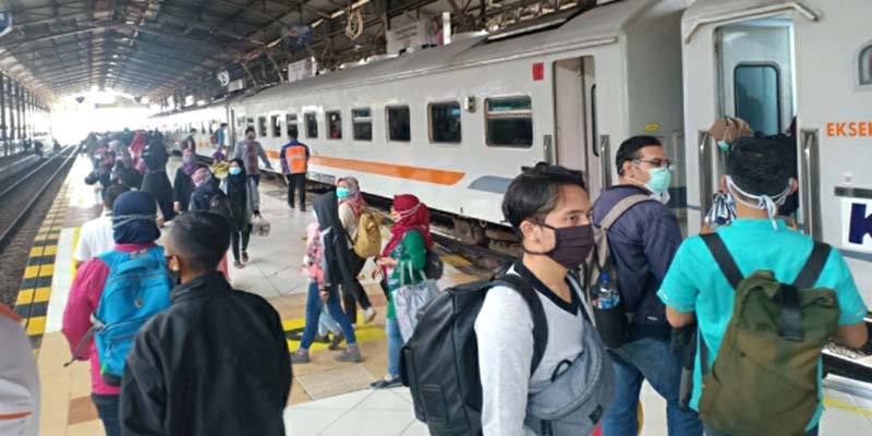 H+5 Lebaran, 27 Ribu Penumpang Kereta Bertolak Ke Luar Jakarta Lewat Stasiun Senen dan Gambir