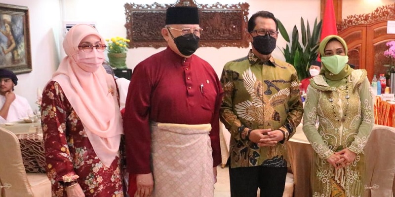 (Ki - Ka) Menteri Pada Kantor Perdana Menteri Dato Seri Setia Haji Awang Abdul Mokti bin Haji Mohd Daud beserta Istrinya dan Dubes RI Sujatmiko bersama Ibu Nanny Sujatmiko /RMOL