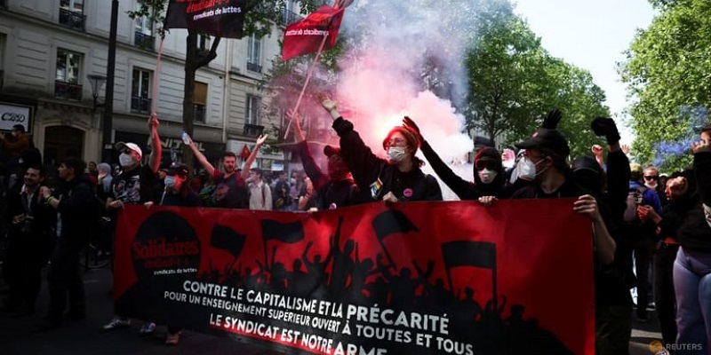 May Day Rusuh, Pengunjuk Rasa di Paris Minta Macron yang Baru Menang Pilpres Mundur
