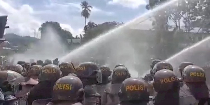 Water Cannon Beraksi, Aksi Penolakan DOB Papua Dipaksa Bubar