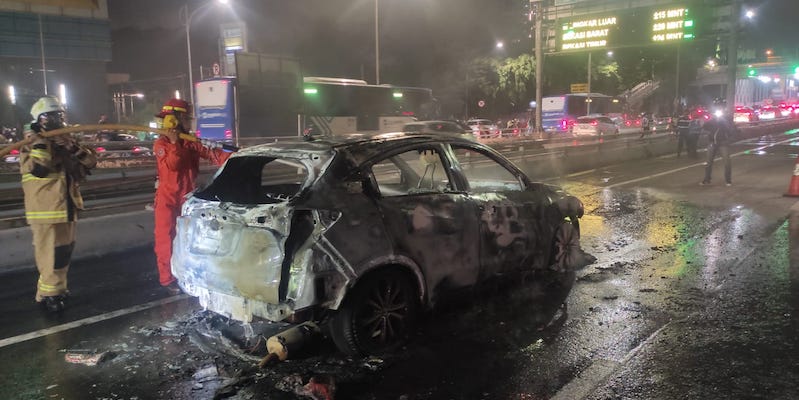 Keluar Percikan Api dari Kap Mobil, Sebuah Minibus Terbakar di Gerbang Tol Kuningan 2