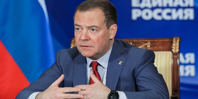 Medvedev: Barat Sedang Menikmati Konsekuesi Manis Berupa Krisis atas Sanksinya kepada Rusia