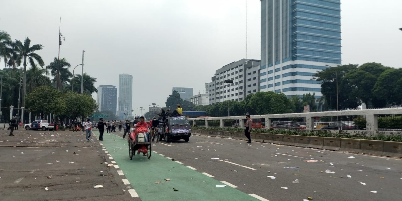 Buruh Pindah ke GBK, Jalan Gatot Subroto Depan DPR Berserakan Sampah Plastik