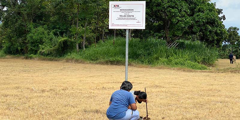 Pemasangan plang sita olehg KPK di lahan yang diduga sebagai aset dari Bupati Probolinggo nonaktif, Puput Tantriana Sari/Ist
