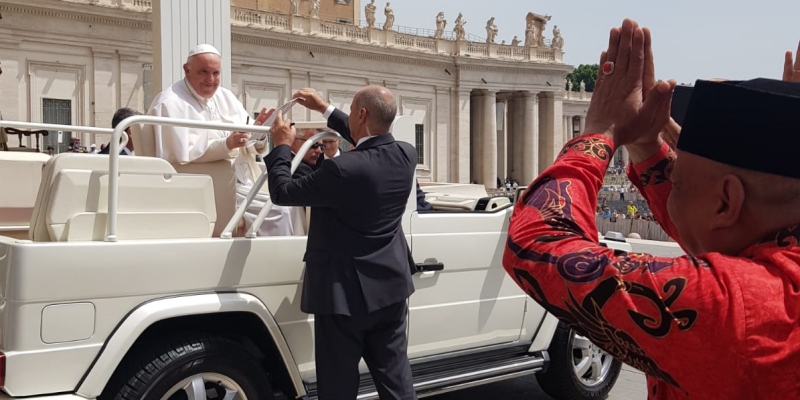 Dari Atas Mobil Kepausan, Paus Fransiskus Berkati Misionaris 70 Negara