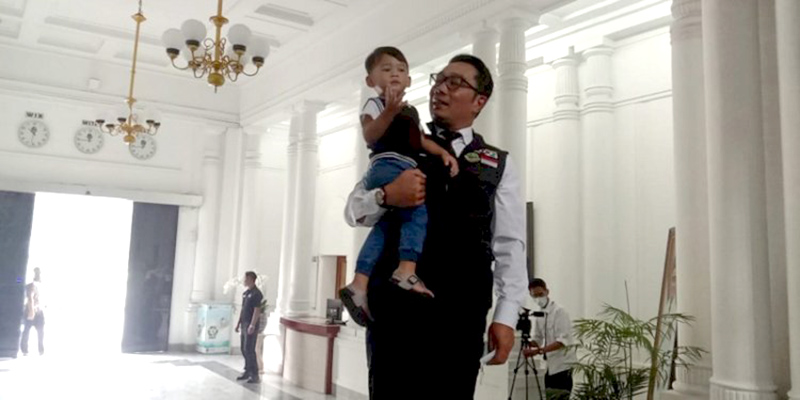 Ditemani Arkana ke Gedung Sate, Ridwan Kamil Kembali Jalani Tugas sebagai Gubernur