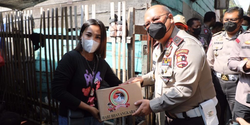 Sambut HUT Bhayangkara, Polri Bawa 4.700 Paket Sembako untuk Warga Nelayan Kalibaru Cilincing