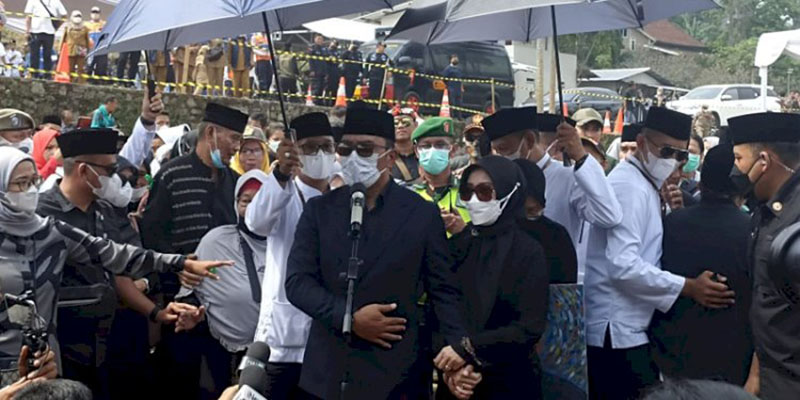 Banyak Warga Doakan Eril Sepanjang Jalan hingga Pemakaman, Ridwan Kamil Terharu