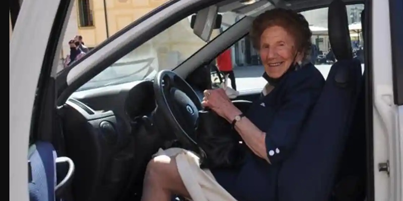 Berusia 100 Tahun, Wanita Italia Ini Masih Dianggap Layak Mengemudi dan Berhasil Memperbarui SIM